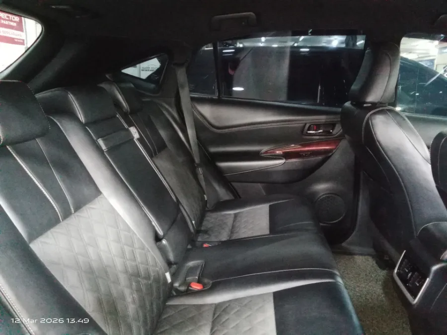 Foto Mobil Bekas Kabin Belakang Toyota Harrier 2.0 tahun 2014