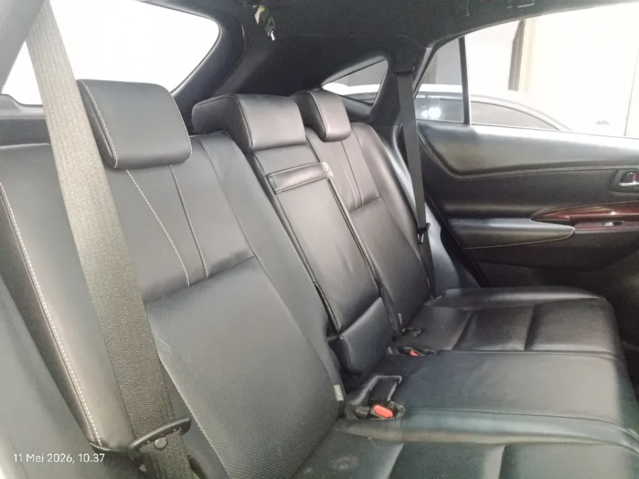 Foto Mobil Bekas Kabin Belakang Toyota Harrier 2.0 tahun 2014