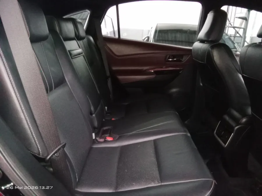 Foto Mobil Bekas Kabin Belakang Toyota Harrier 2.0 tahun 2014