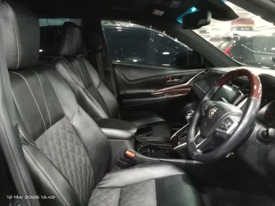 Foto Mobil Bekas Kabin Depan Toyota Harrier 2.0 tahun 2014