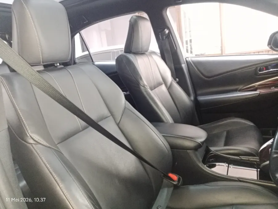 Foto Mobil Bekas Kabin Depan Toyota Harrier 2.0 tahun 2014