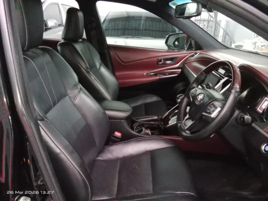 Foto Mobil Bekas Kabin Depan Toyota Harrier 2.0 tahun 2014