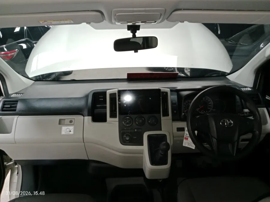 Foto Mobil Bekas Dashboard Toyota Hiace 2.8 Premio tahun 2021