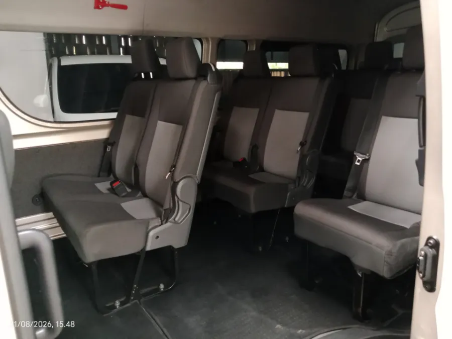 Foto Mobil Bekas Kabin Belakang Toyota Hiace 2.8 Premio tahun 2021