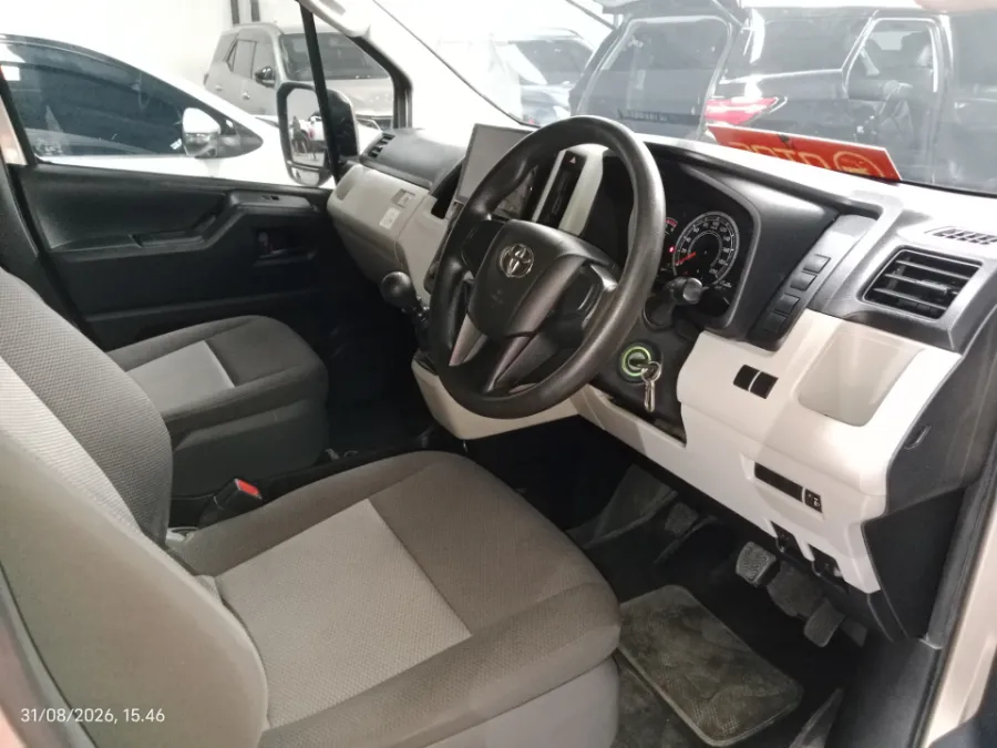 Foto Mobil Bekas Kabin Depan Toyota Hiace 2.8 Premio tahun 2021
