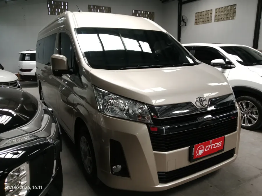Foto Mobil Bekas Kanan Depan Toyota Hiace 2.8 Premio tahun 2021