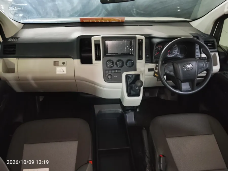 Foto Mobil Bekas Dashboard Toyota Hiace 2.8 Premio tahun 2025