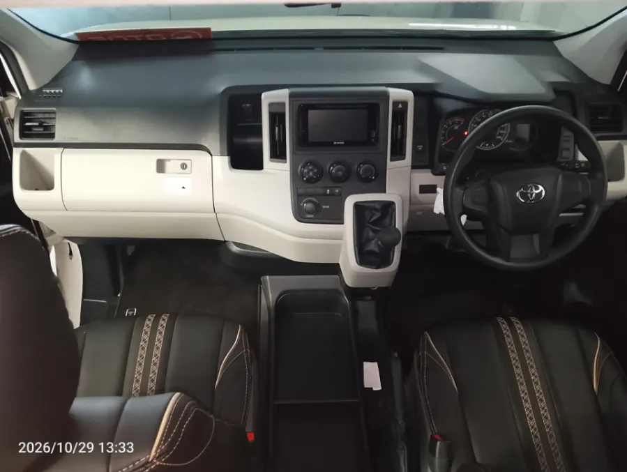 Foto Mobil Bekas Dashboard Toyota Hiace 2.8 Premio tahun 2025