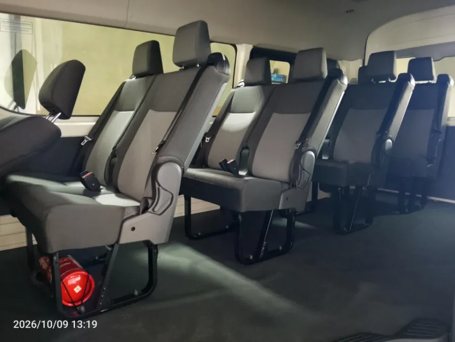 Foto Mobil Bekas Kabin Belakang Toyota Hiace 2.8 Premio tahun 2025
