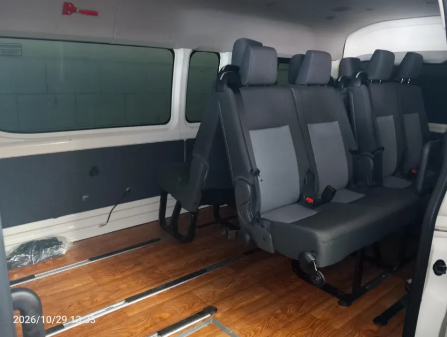 Foto Mobil Bekas Kabin Belakang Toyota Hiace 2.8 Premio tahun 2025