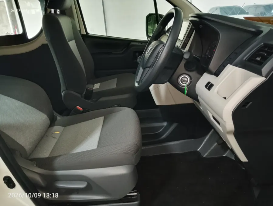 Foto Mobil Bekas Kabin Depan Toyota Hiace 2.8 Premio tahun 2025