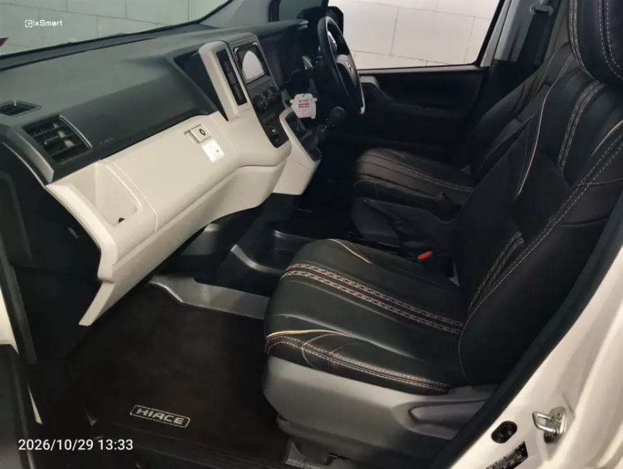 Foto Mobil Bekas Kabin Depan Toyota Hiace 2.8 Premio tahun 2025