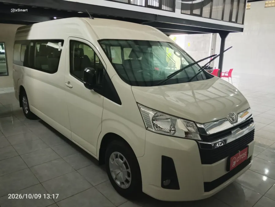 Foto Mobil Bekas Kanan Depan Toyota Hiace 2.8 Premio tahun 2025