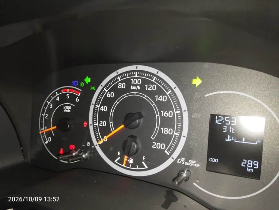 Foto Mobil Bekas Odometer Toyota Hiace 2.8 Premio tahun 2025
