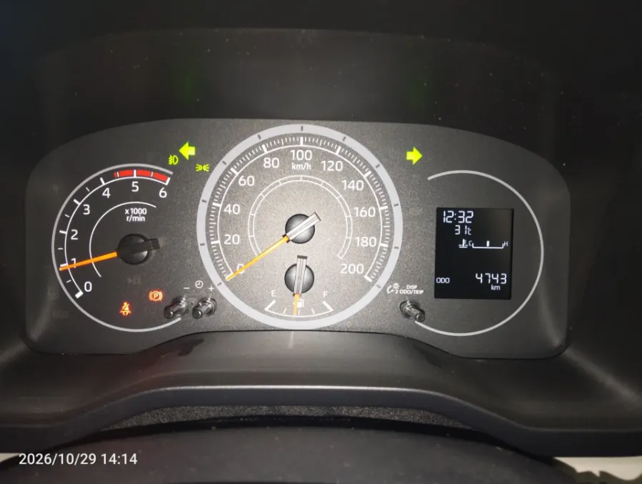 Foto Mobil Bekas Odometer Toyota Hiace 2.8 Premio tahun 2025