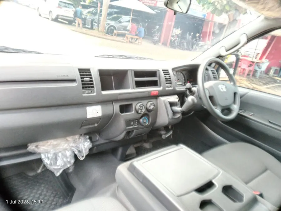 Foto Mobil Bekas Dashboard Toyota Hiace 3.0 tahun 2024