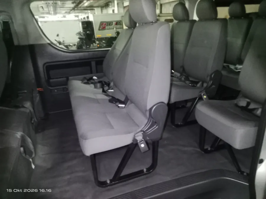 Foto Mobil Bekas Kabin Belakang Toyota Hiace 3.0 tahun 2024
