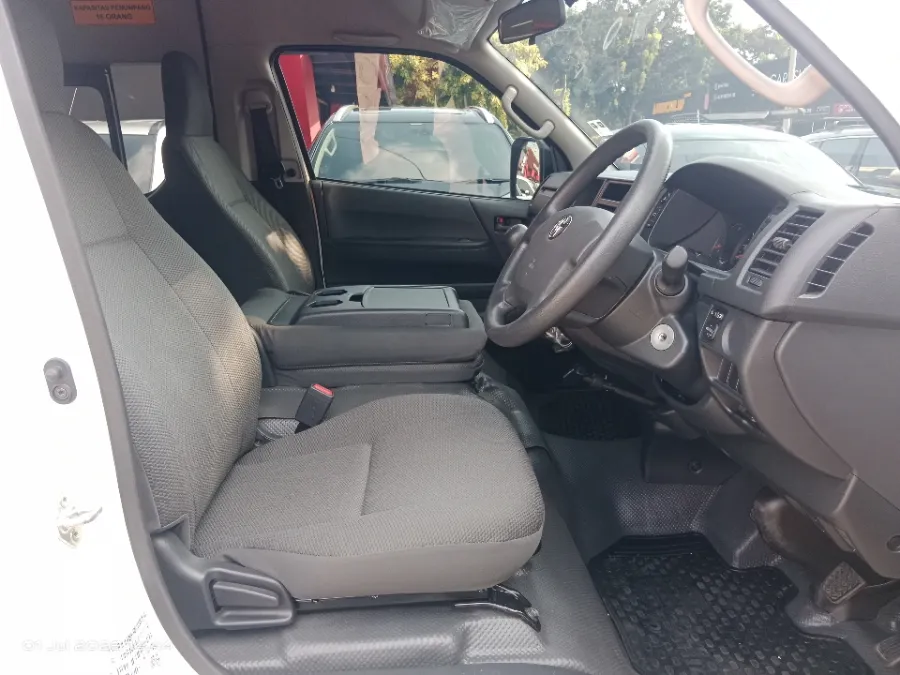Foto Mobil Bekas Kabin Depan Toyota Hiace 3.0 tahun 2024
