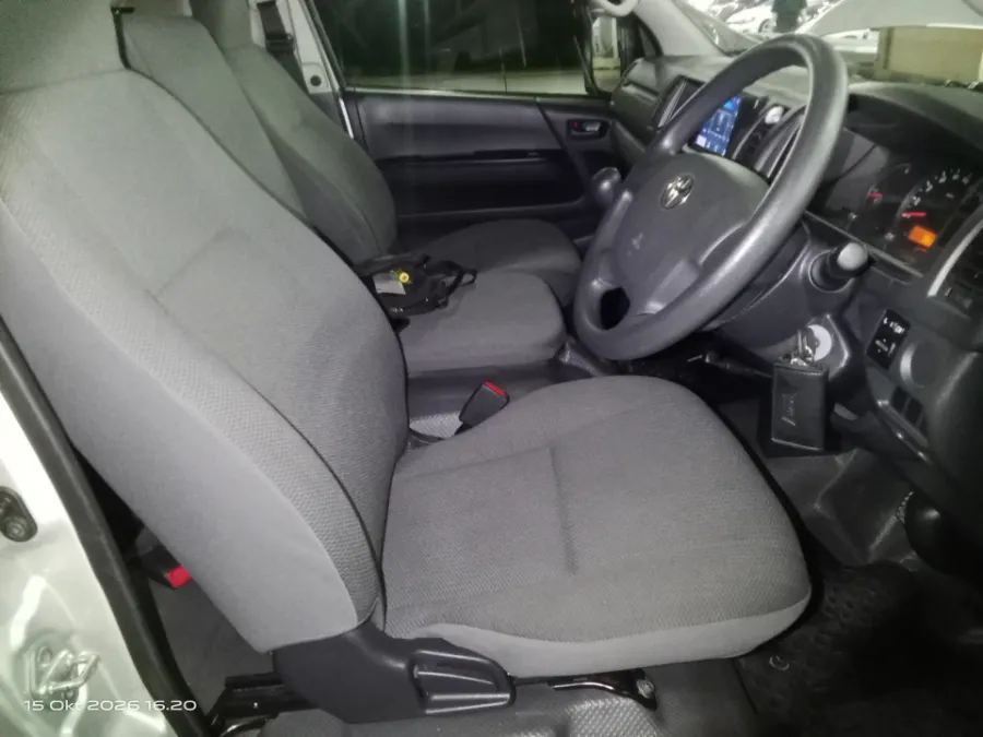 Foto Mobil Bekas Kabin Depan Toyota Hiace 3.0 tahun 2024