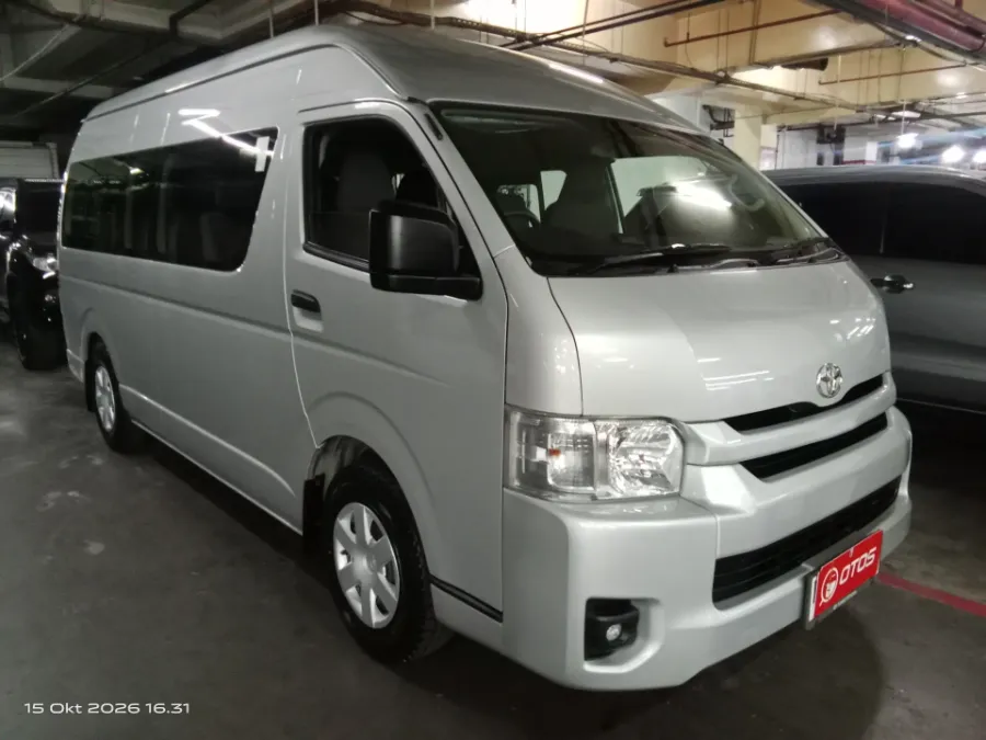 Foto Mobil Bekas Kanan Depan Toyota Hiace 3.0 tahun 2024