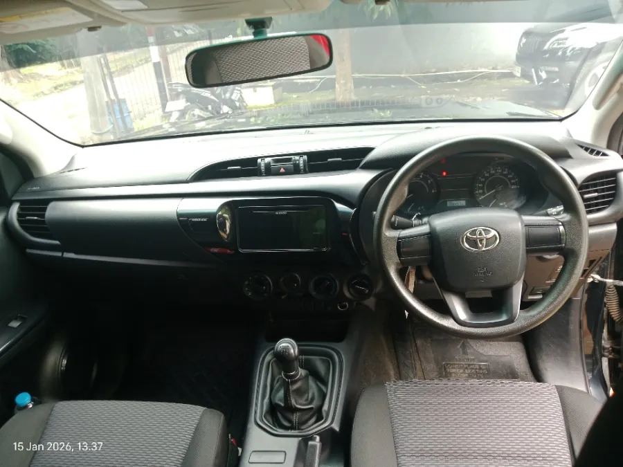 Foto Mobil Bekas Dashboard Toyota Hilux 2.4 E D-Cab tahun 2021