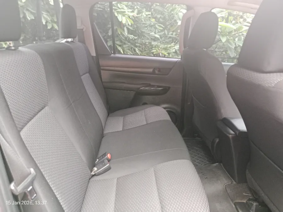 Foto Mobil Bekas Kabin Belakang Toyota Hilux 2.4 E D-Cab tahun 2021