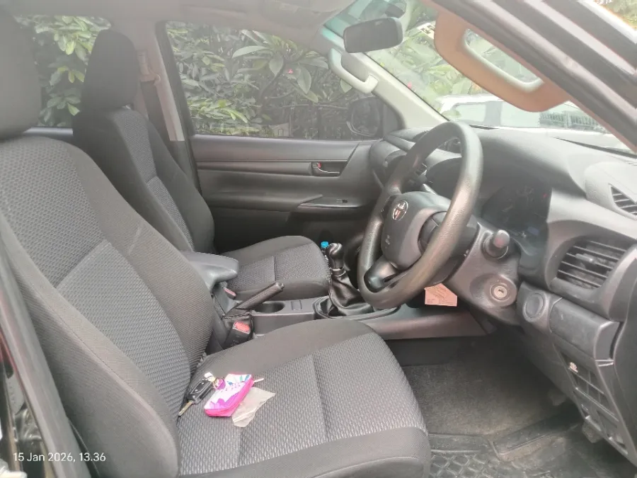 Foto Mobil Bekas Kabin Depan Toyota Hilux 2.4 E D-Cab tahun 2021