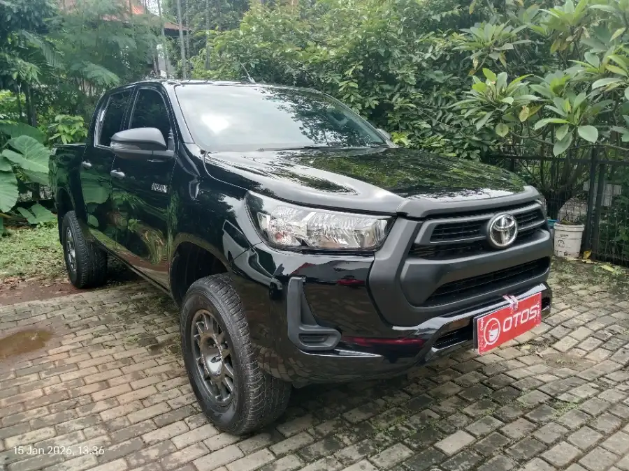 Foto Mobil Bekas Kanan Depan Toyota Hilux 2.4 E D-Cab tahun 2021
