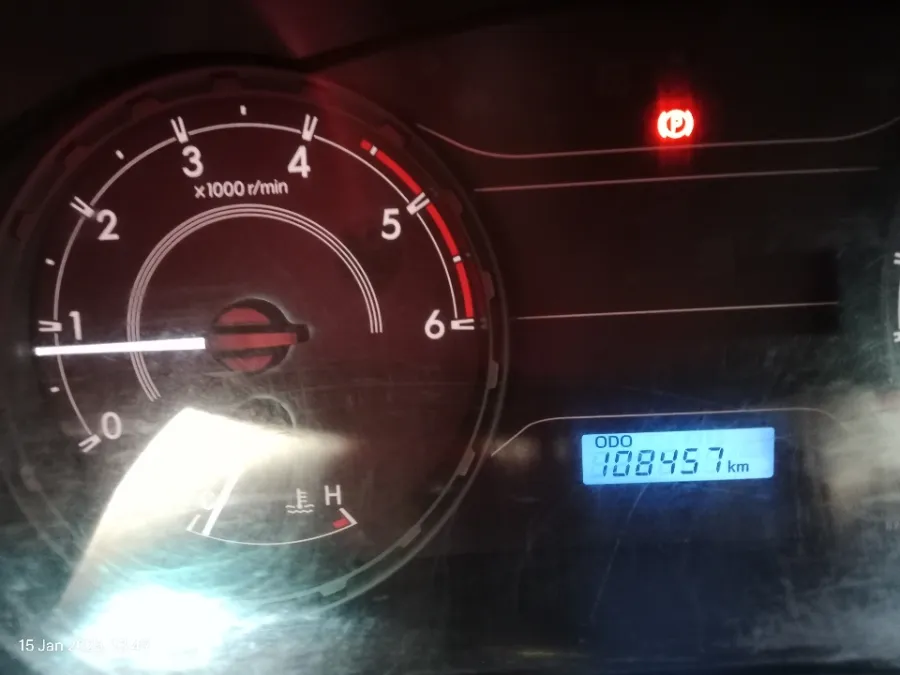 Foto Mobil Bekas Odometer Toyota Hilux 2.4 E D-Cab tahun 2021