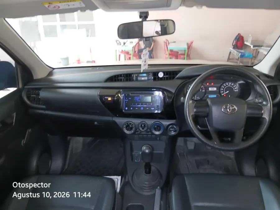Foto Mobil Bekas Dashboard Toyota Hilux 2.4 E D-Cab tahun 2023