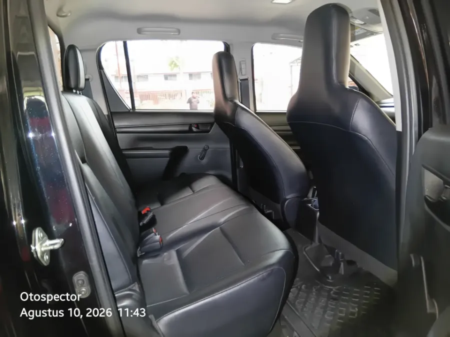 Foto Mobil Bekas Kabin Belakang Toyota Hilux 2.4 E D-Cab tahun 2023