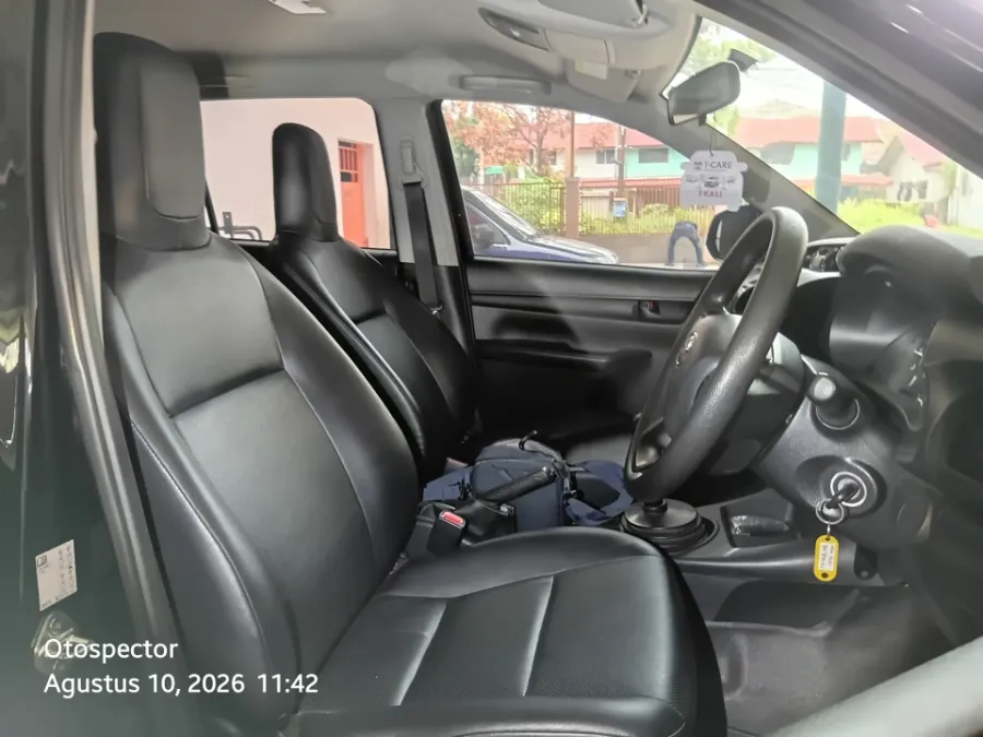 Foto Mobil Bekas Kabin Depan Toyota Hilux 2.4 E D-Cab tahun 2023