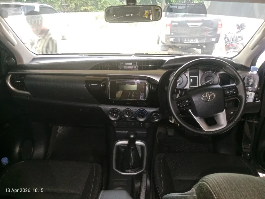 Foto Mobil Bekas Dashboard Toyota Hilux 2.4 G D-Cab tahun 2021