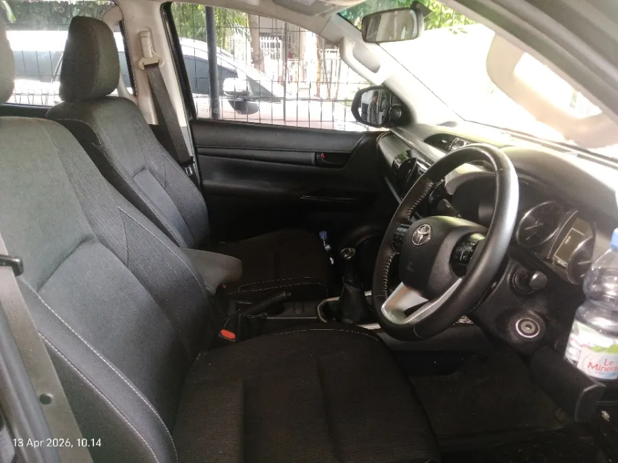 Foto Mobil Bekas Kabin Depan Toyota Hilux 2.4 G D-Cab tahun 2021