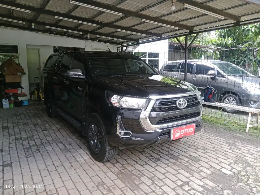 Foto Mobil Bekas Kanan Depan Toyota Hilux 2.4 G D-Cab tahun 2021