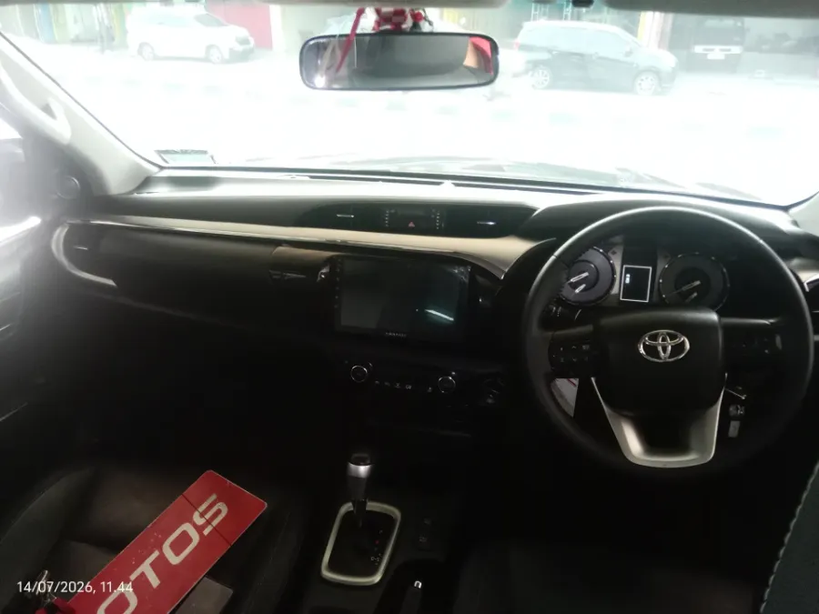 Foto Mobil Bekas Dashboard Toyota Hilux 2.4 V D-Cab tahun 2021