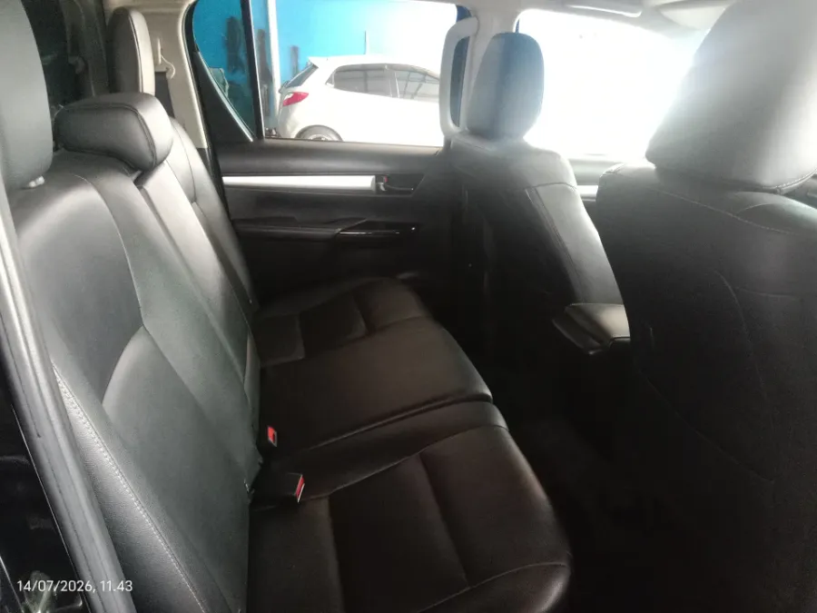 Foto Mobil Bekas Kabin Belakang Toyota Hilux 2.4 V D-Cab tahun 2021