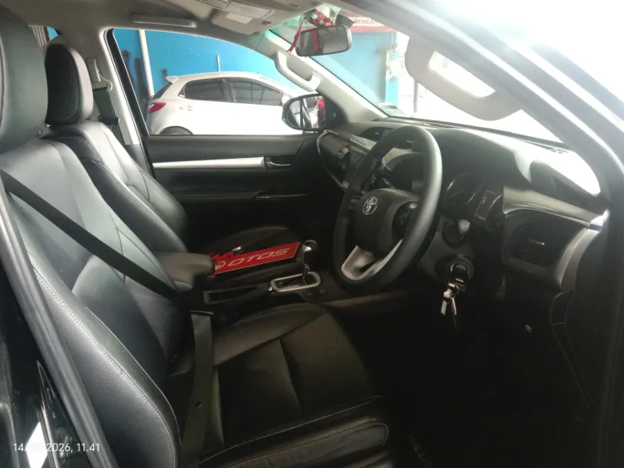 Foto Mobil Bekas Kabin Depan Toyota Hilux 2.4 V D-Cab tahun 2021