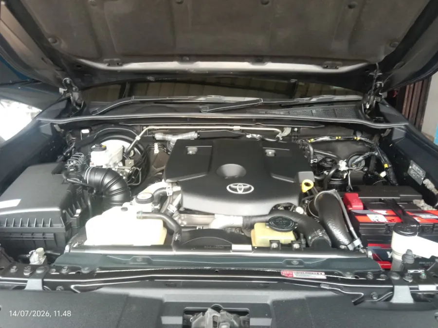 Foto Mobil Bekas Mesin Toyota Hilux 2.4 V D-Cab tahun 2021