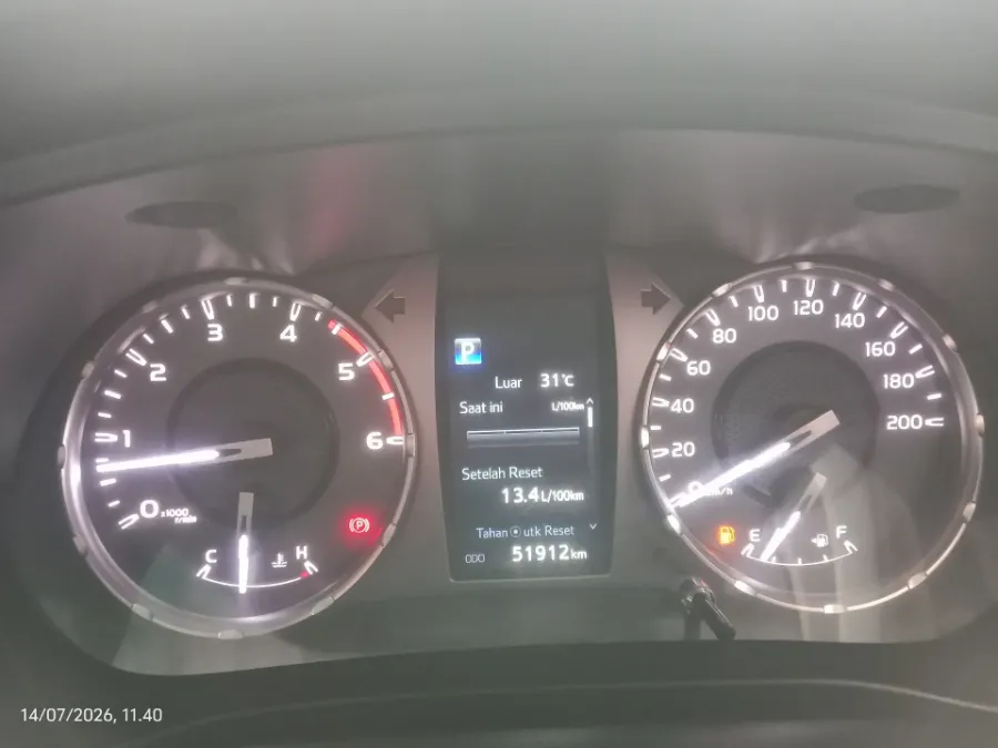 Foto Mobil Bekas Odometer Toyota Hilux 2.4 V D-Cab tahun 2021