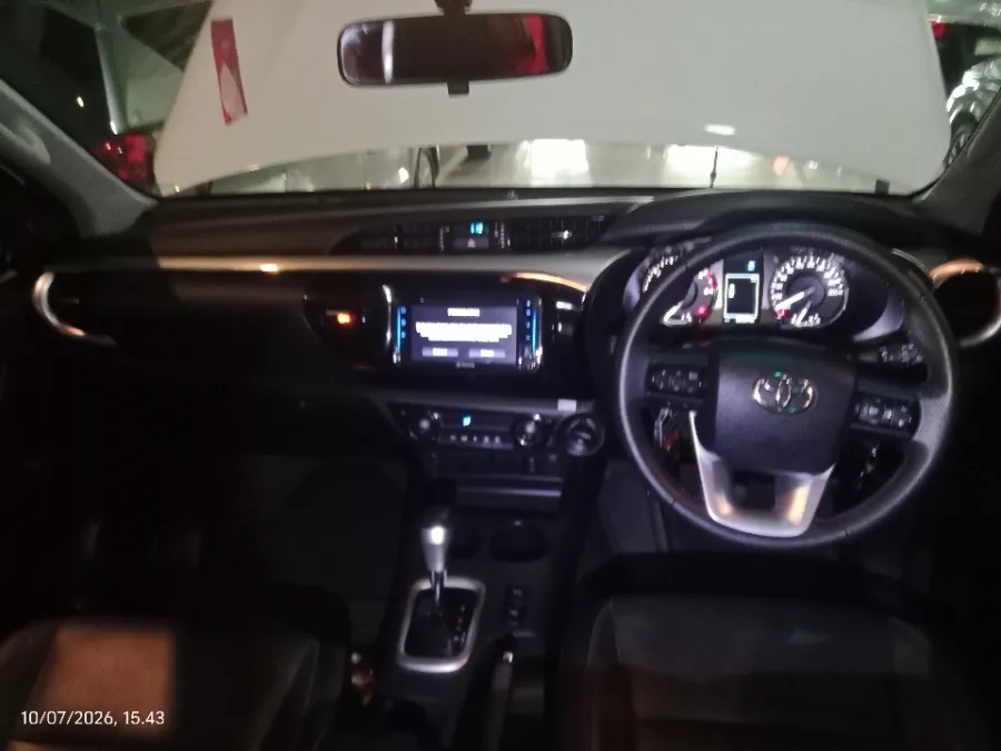 Foto Mobil Bekas Dashboard Toyota Hilux 2.4 V D-Cab tahun 2022