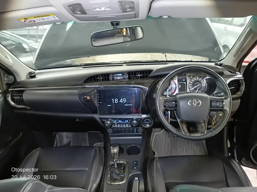Foto Mobil Bekas Dashboard Toyota Hilux 2.4 V D-Cab tahun 2022