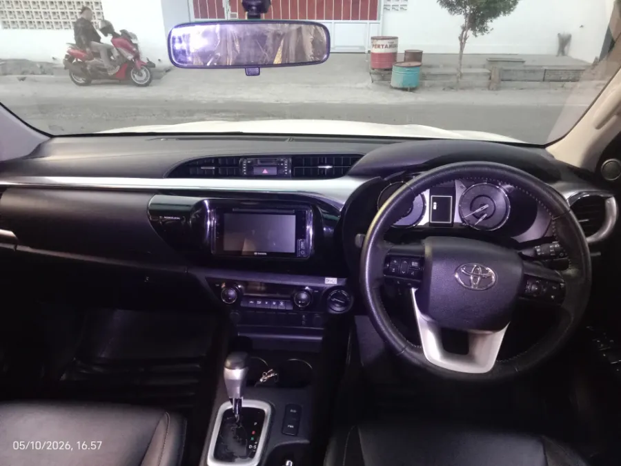 Foto Mobil Bekas Dashboard Toyota Hilux 2.4 V D-Cab tahun 2022