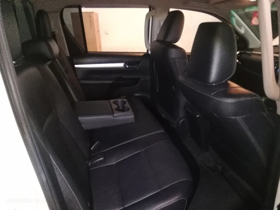 Foto Mobil Bekas Kabin Belakang Toyota Hilux 2.4 V D-Cab tahun 2022