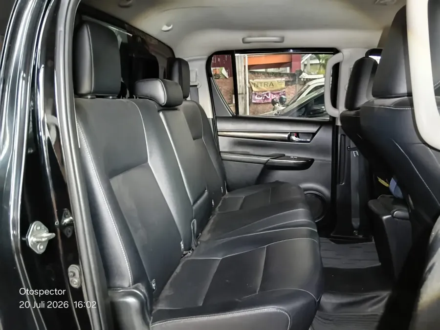 Foto Mobil Bekas Kabin Belakang Toyota Hilux 2.4 V D-Cab tahun 2022