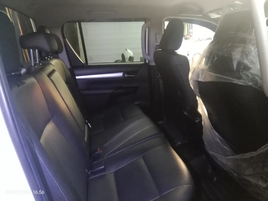 Foto Mobil Bekas Kabin Belakang Toyota Hilux 2.4 V D-Cab tahun 2022
