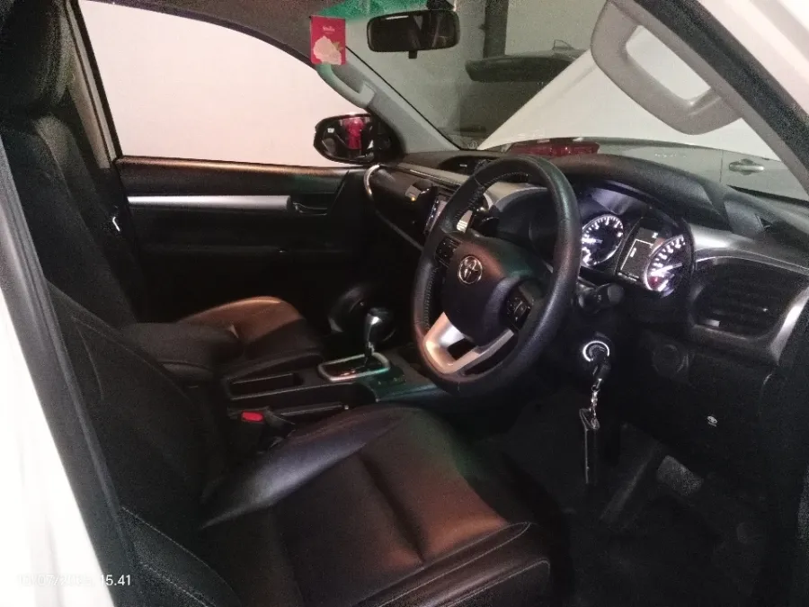 Foto Mobil Bekas Kabin Depan Toyota Hilux 2.4 V D-Cab tahun 2022