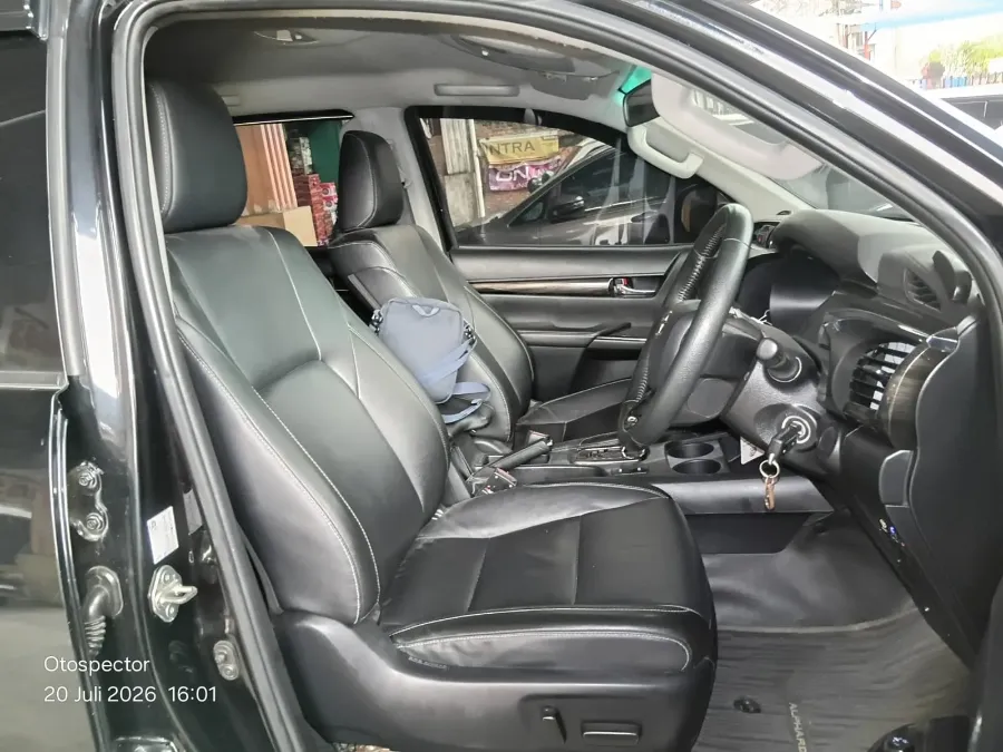 Foto Mobil Bekas Kabin Depan Toyota Hilux 2.4 V D-Cab tahun 2022