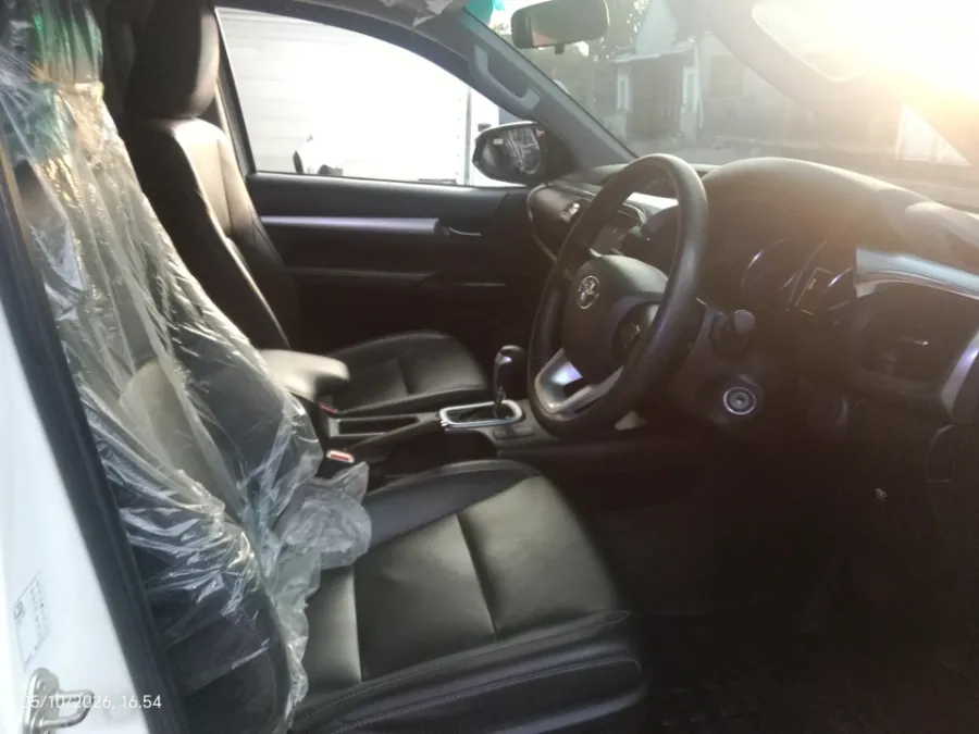 Foto Mobil Bekas Kabin Depan Toyota Hilux 2.4 V D-Cab tahun 2022