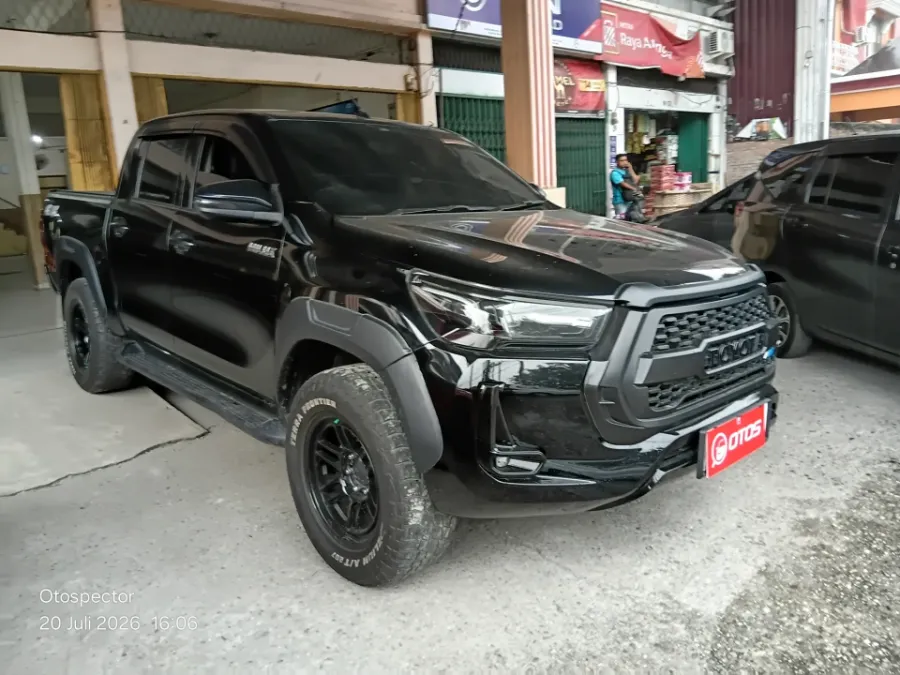 Foto Mobil Bekas Kanan Depan Toyota Hilux 2.4 V D-Cab tahun 2022